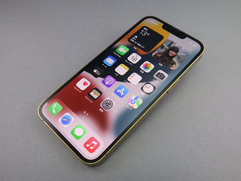 アップル「iPhone 13 Pro」、約146.7mm（高さ）×71.5mm（幅）×7.65mm（厚さ）、約203g（重量）、ゴールド（写真）、シエラブルー、シルバー、グラファイトをラインアップ