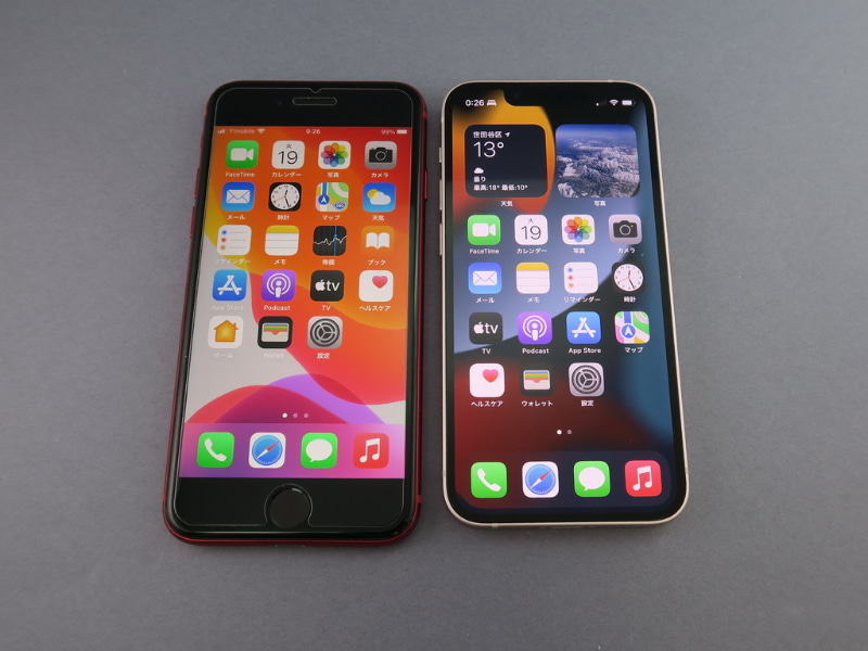 iPhone SE（第二世代）（左）とiPhone 13 mini（右）を並べてみると、iPhone 13 miniがひと回り小さいのに、画面サイズはフルスクリーンで大きい