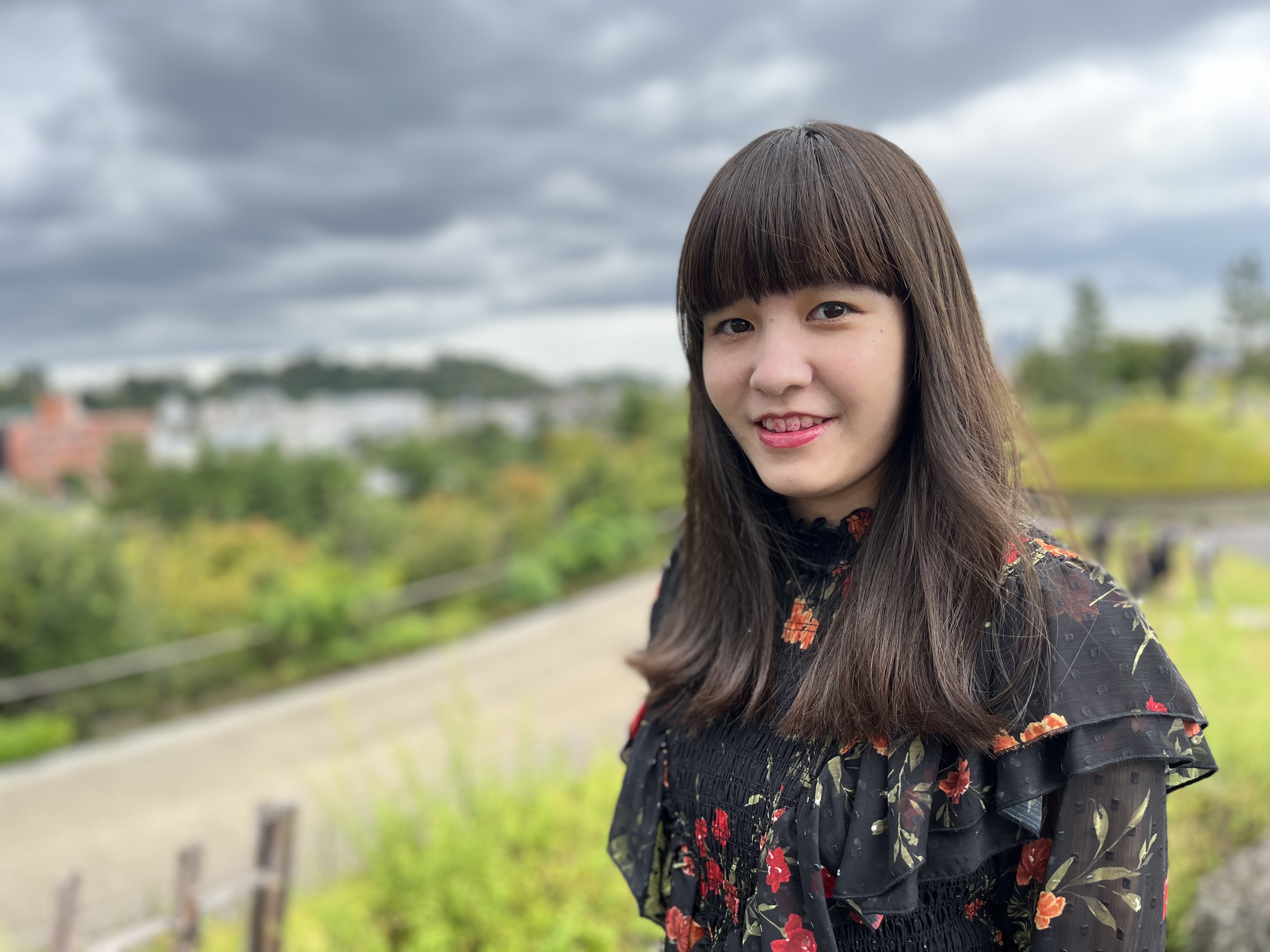 iPhone 13の広角カメラで撮影。あいにくの天候だったが、背景のぼけによって、雰囲気のある写真になった