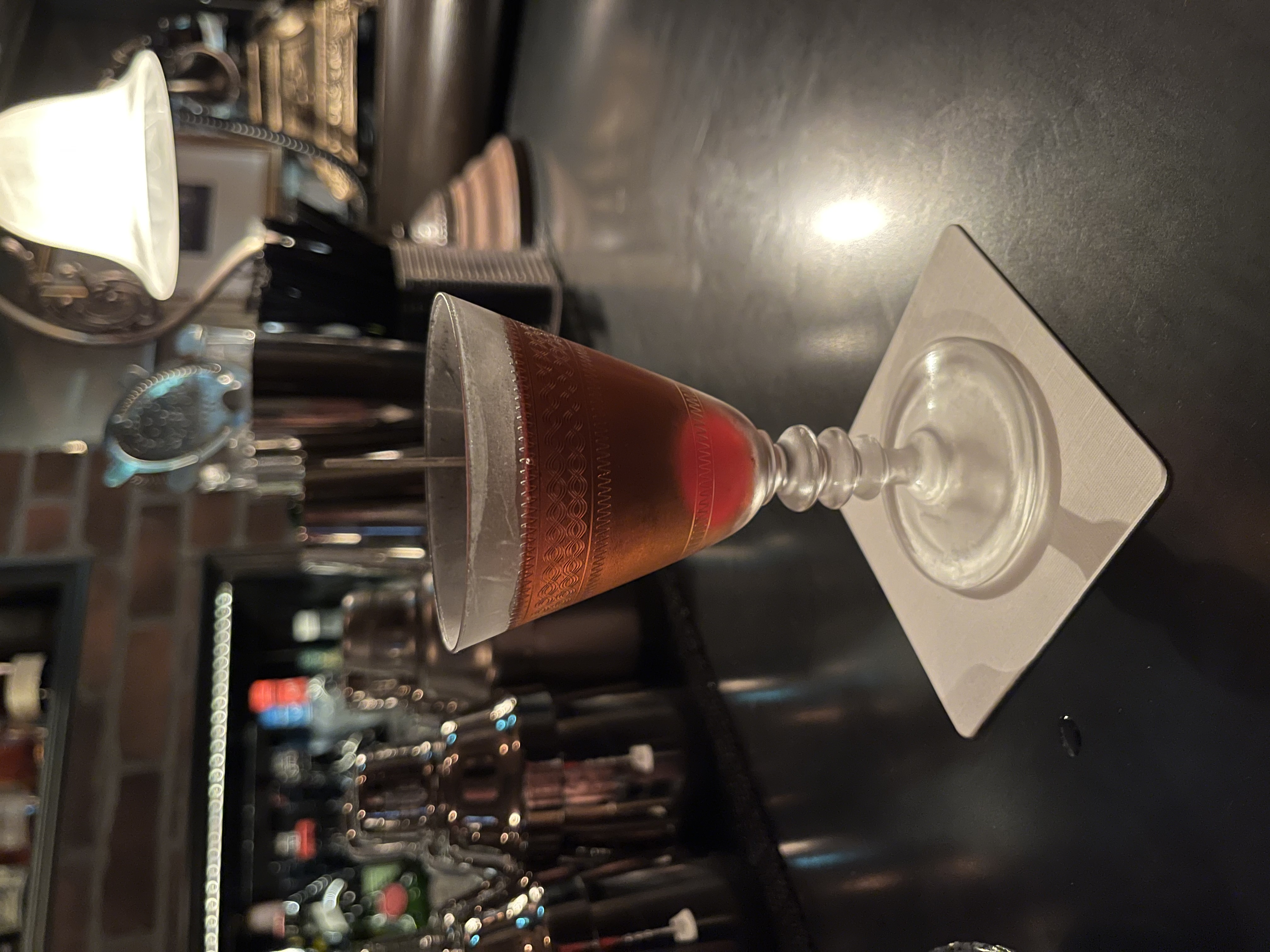 久しぶりに薄暗いバーで撮影。グラスのクッキリ感、シェーカーの金属の質感など、うまく再現できている