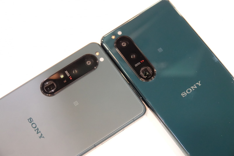 左＝Xperia 1 III（フロストグリーン） 右＝Xperia 5 III（グリーン）
