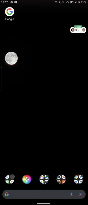 画面右上に小さく浮かぶライブスコア。好きな場所に動かせます。ちなみに待受画像の満月は、筆者が使うXperia 5 IIでRAW撮影し、Snapseedというアプリで現像するときに拡大して切り出したものです。意外と撮れたなあ、なんて。