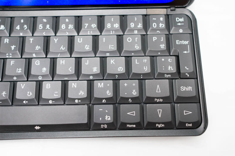 コンパクトながら立体的な形状で、指のかかりが良い