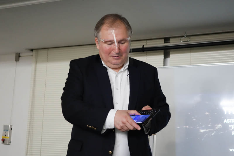 スライド機構を説明するヤンコ博士。こんな感じにぐいっとスライドさせる