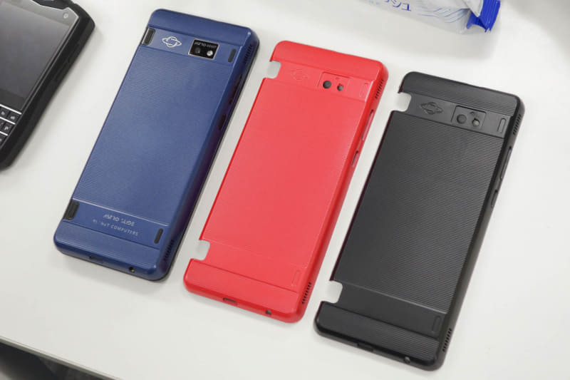 試作された背面パネル。こうした試作を繰り返して製品仕様が決定されていく