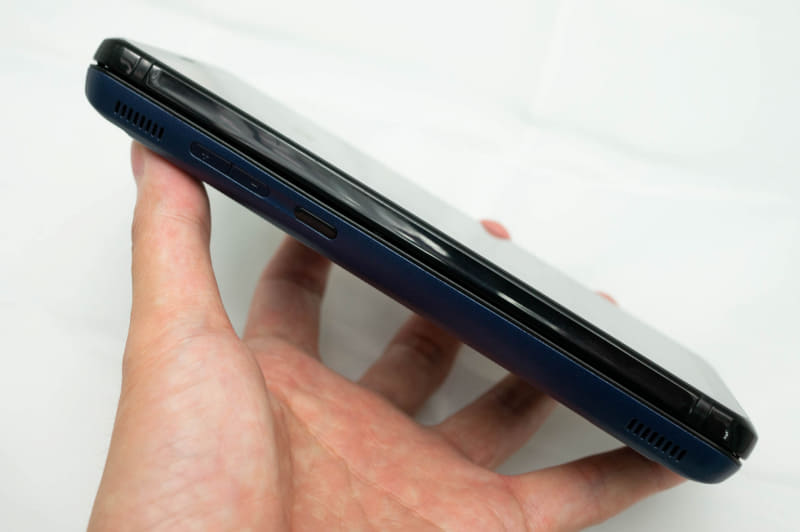 左側面に音量キーとカスタマイズキー。こっち側はキーボード筐体にある