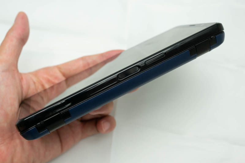 右側面、というかスライド機構側に電源キーがある。その隣はSIMトレイ。ディスプレイ筐体にあるので、開いた状態でも押しやすい