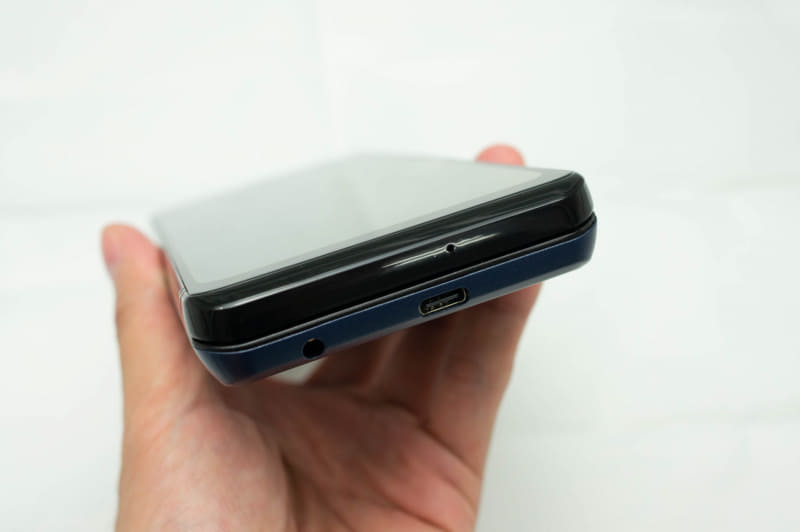 閉じたときの下端（開いたときの右側）。ポート類はキーボード側にある