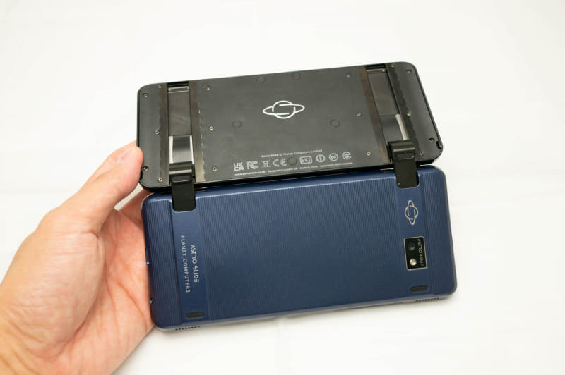 通常はカバーがついていてこんな感じになる