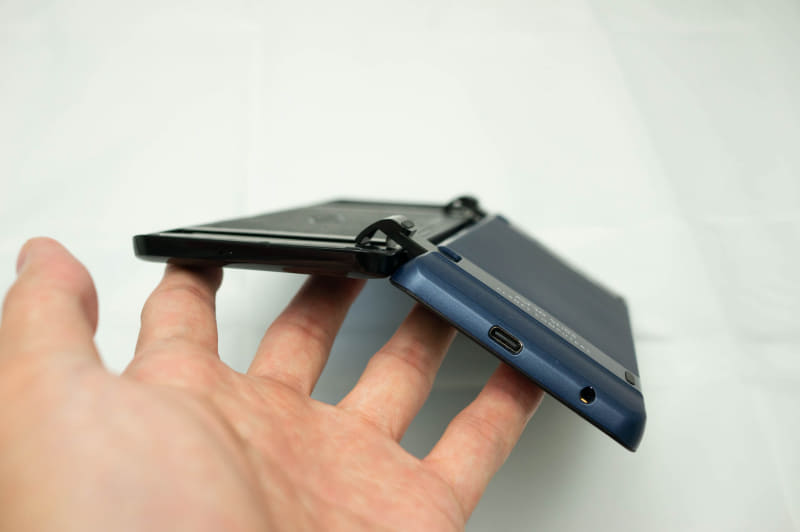 開いた後、ディスプレイを折るようにするとチルトする