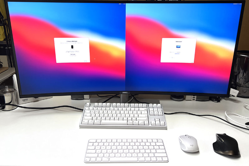 U4021QWに2台のMacをつないでPBP（ピクチャーバイピクチャー）機能にて表示している様子。左側にMac mini、右側にMac Proを表示している。作業序盤では、それぞれの画面を見ながらチェックなどする必要があるので、1台のディスプレイのみで作業を行うと入力切り替え操作が煩わしくなる