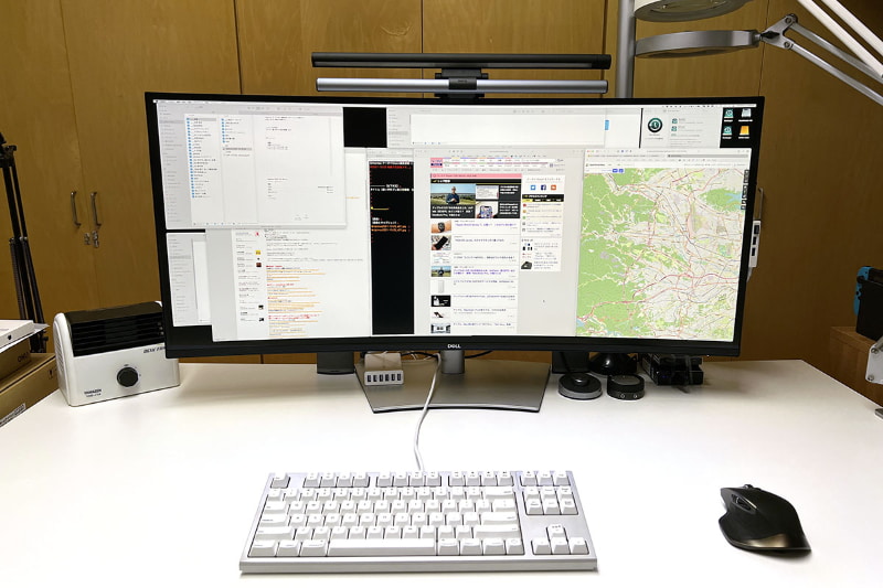 新たに導入したU4021QW。幅は946.6mm。幅は以前のディスプレイとそれほど変わらないが、横画素数が3840ドットから5120ドットに増えている