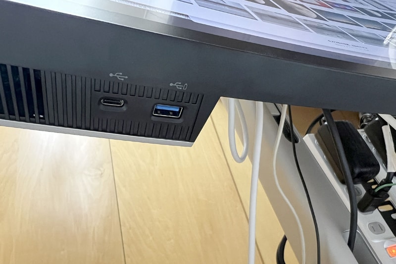 本体左側下にある2つのUSBポート。手探りで使うことになるが、慣れるとけっこう便利に使える