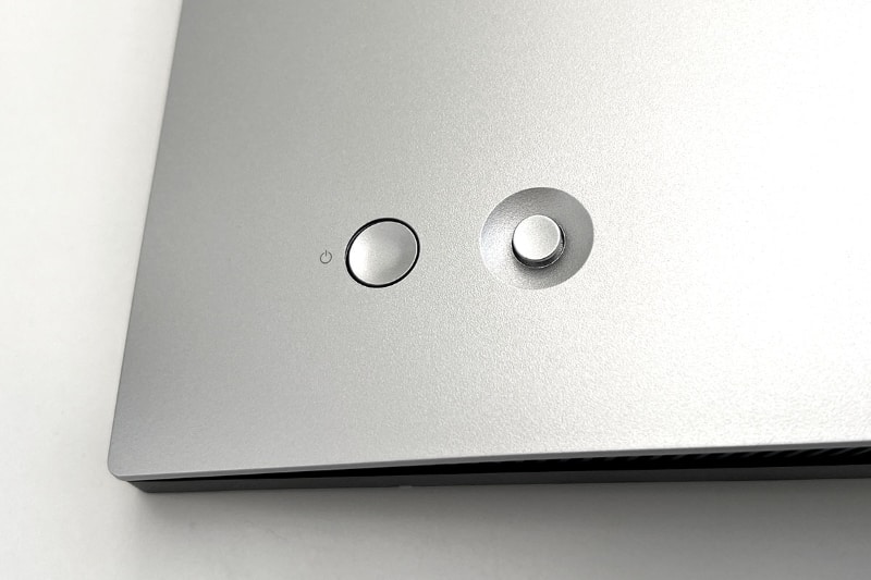 本体背面左側（本体前面右側の裏）にある電源ボタンとOSD（ディスプレイ設定用の表示）操作用のジョイスティック。横一列並びの上下左右ボタンよりは便利だが、操作性はそーんなによくない気がする