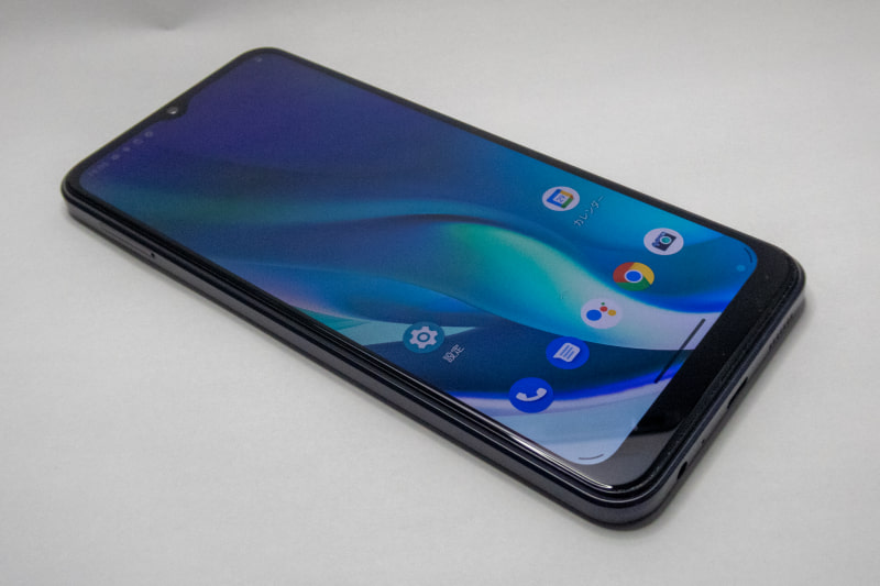 前面、6.5インチのディスプレイとインカメラ