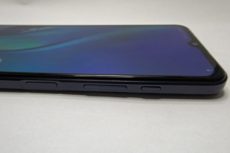 右側面、電源ボタンと音量ボタン、Googleアシスタントボタン