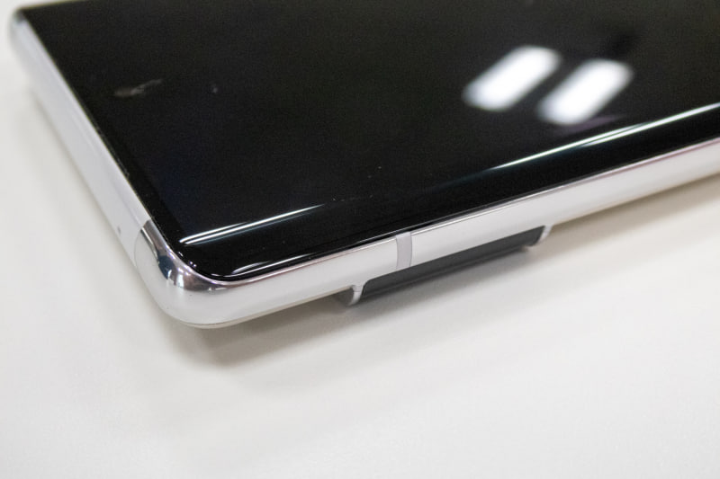 ディスプレイはエッジタイプ