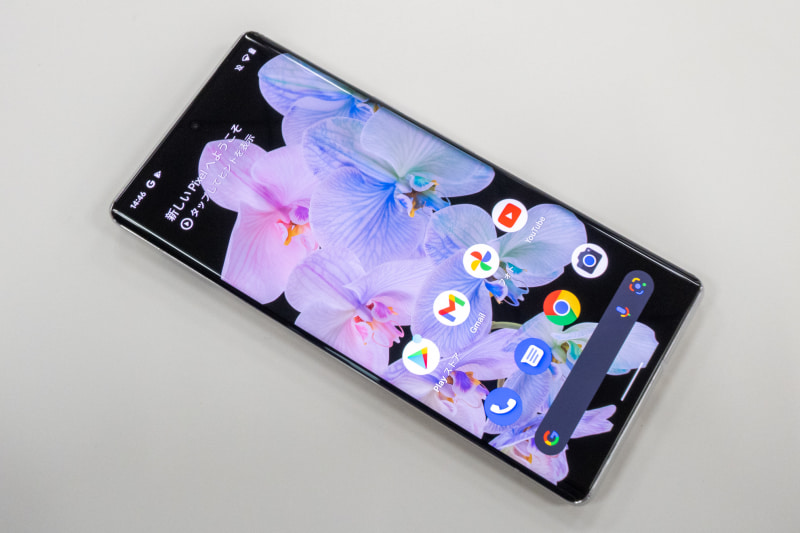 前面、6.7インチのディスプレイとインカメラ