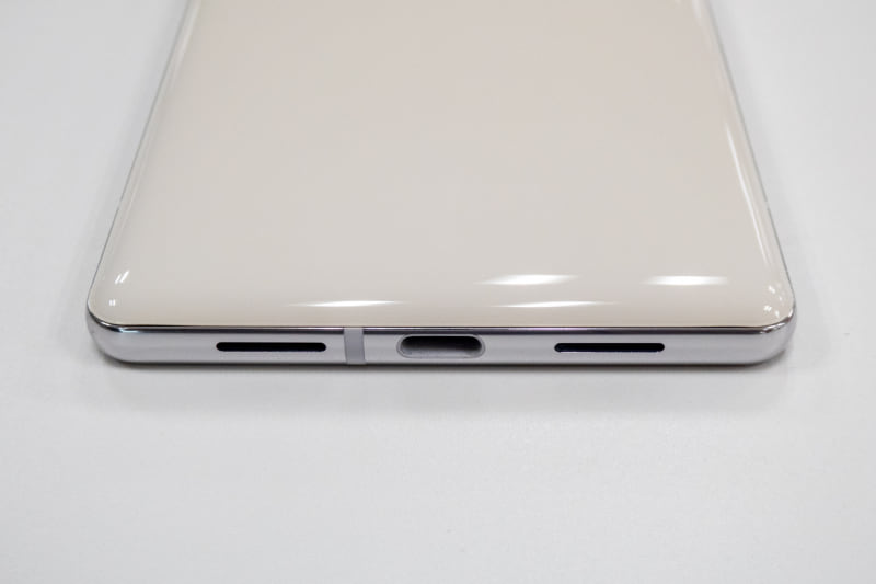 下側面、USB Type-C端子とスピーカー