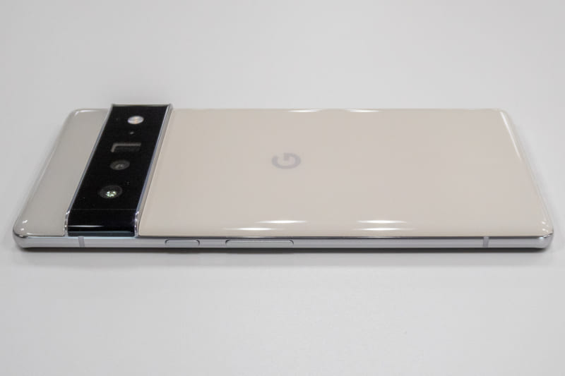 左側面、電源ボタンと音量ボタン