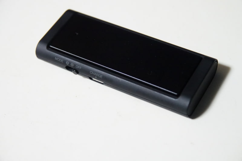電源のスライドスイッチがある。Aはダイナミック、Bはバランスドアーマチュア向け。充電はMicroUSBだ