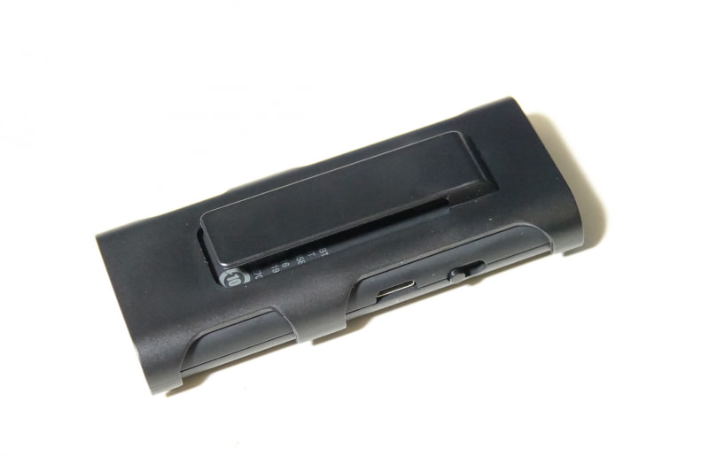 革のベルトにはさめようとするとちょっと苦しい。ズボンの生地くらいがちょうどよさそうだ