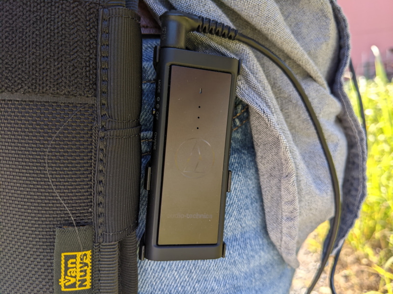 3つの穴のようなものはLEDインジケーター。どのコーデックで伝送中かやバッテリー残量がわかる。上の縦長穴は通話用マイク