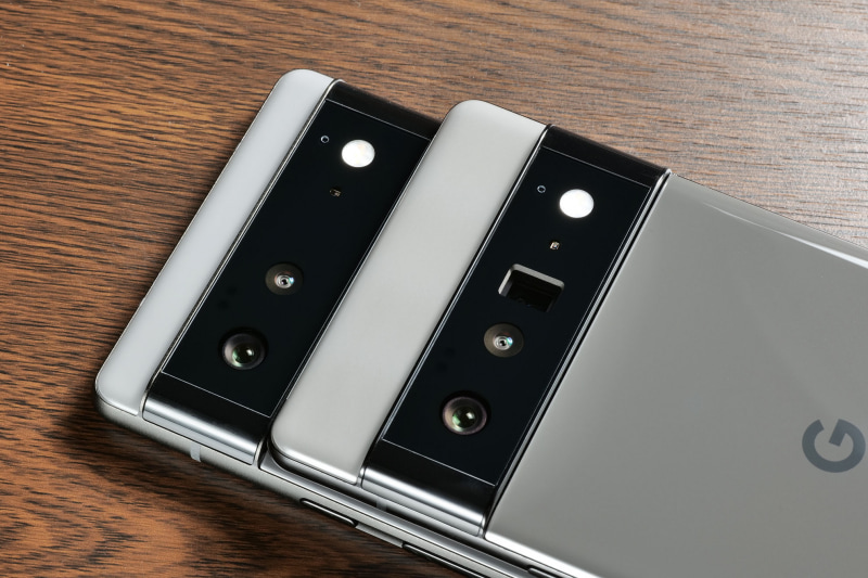 カメラ部分のアップ。上が「Pixel 6 Pro」。レンズ開口部が多いのがわかるだろう