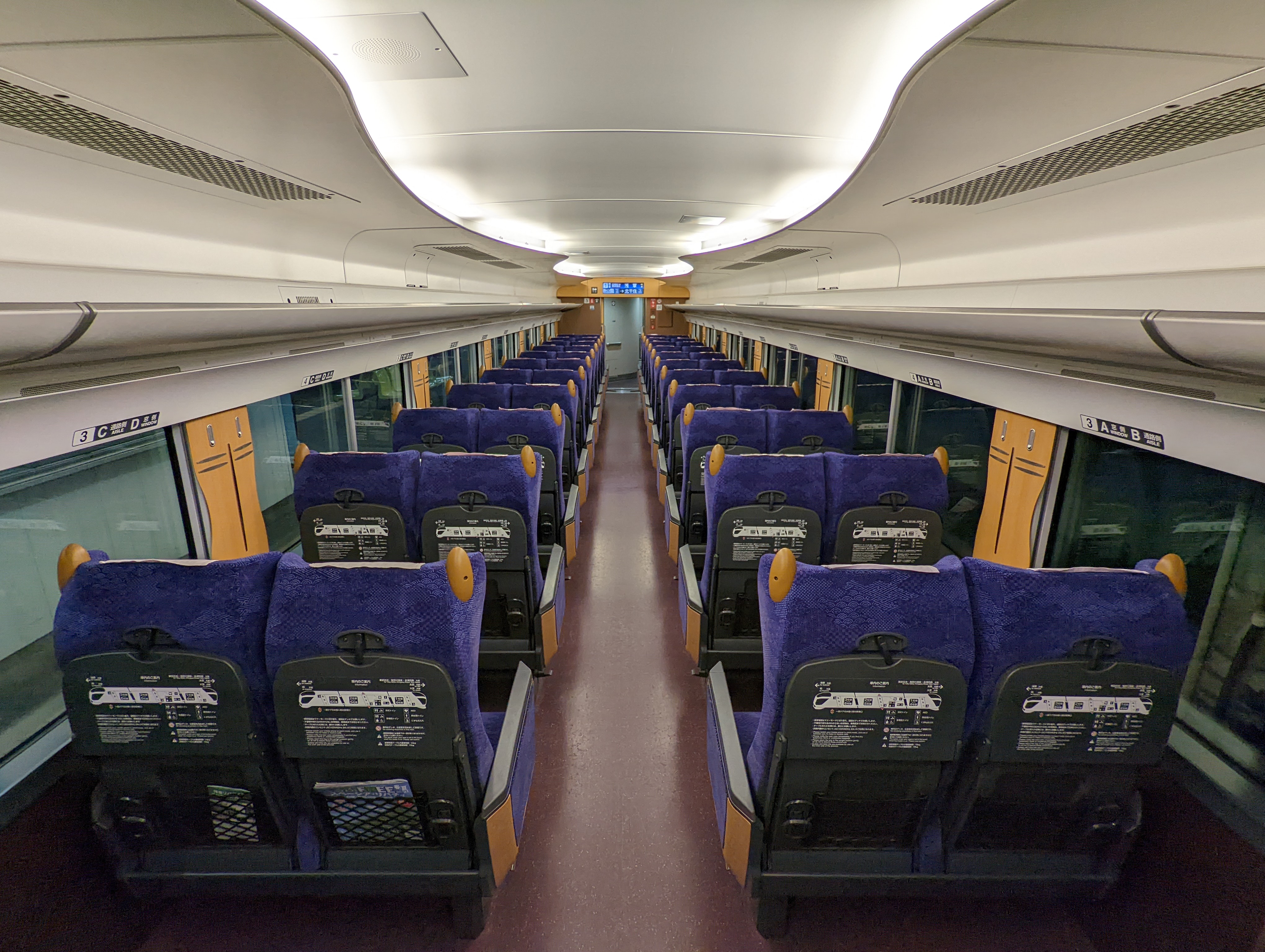 誰もいない特急列車の客車内。ウルトラワイドカメラの広大さはこういうシーンで役に立つ。シャドウ部にノイズが浮くがイヤな感じではない