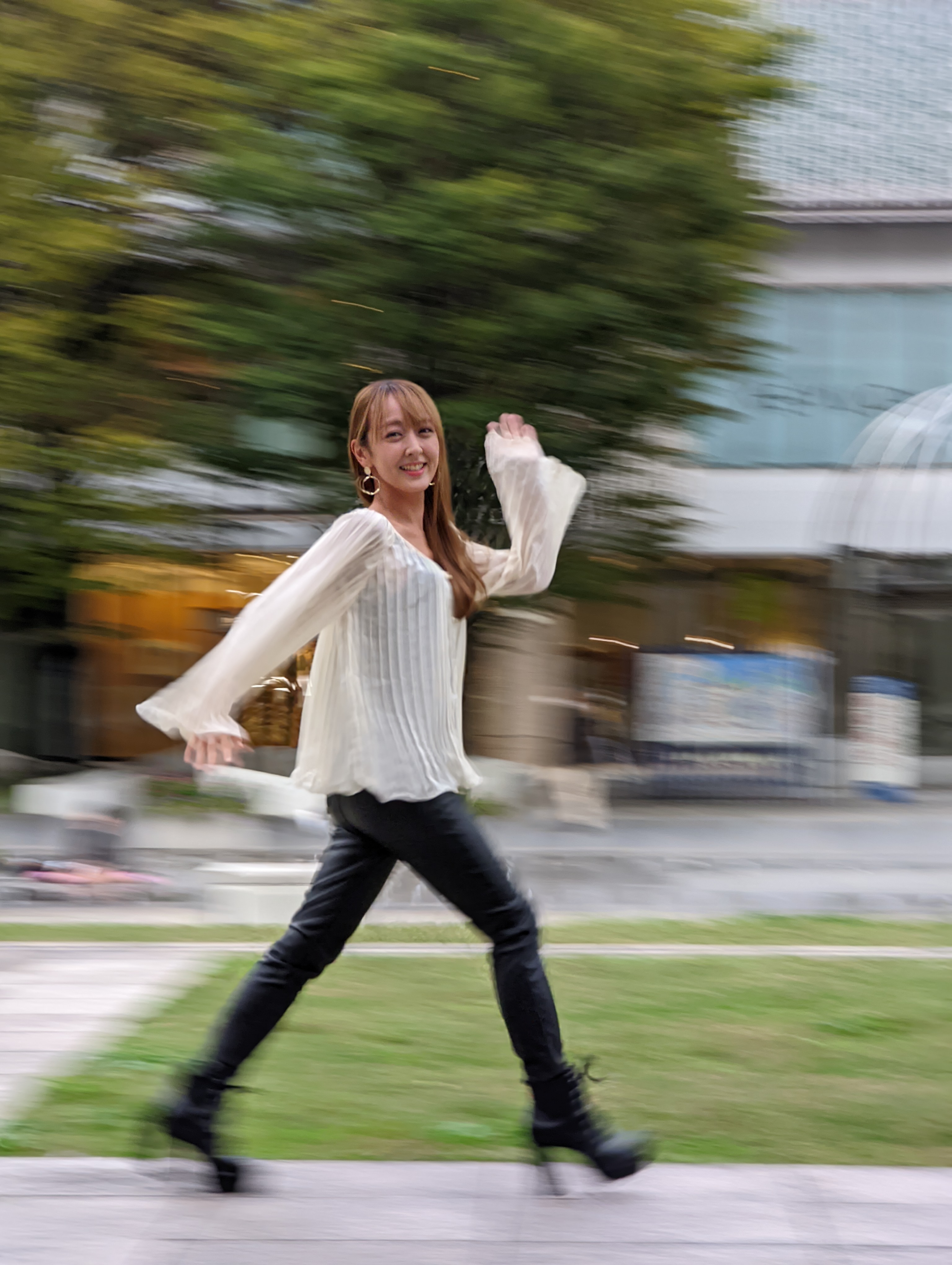 今度はモデルに大股に歩いてもらった。上記と同様に処理すると疾走感のある写真に仕上がった