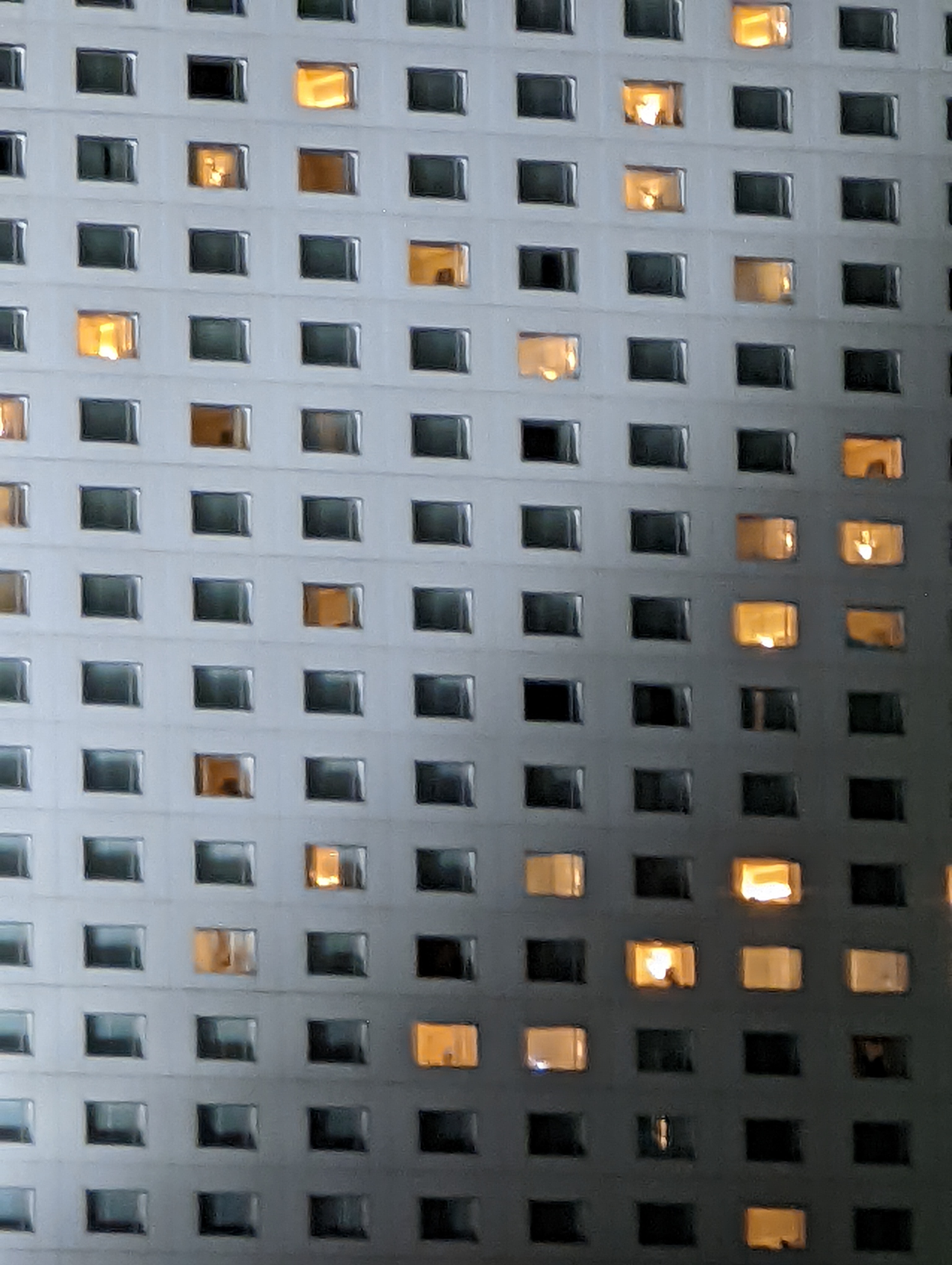 横浜のホテルを、望遠カメラと夜景モード併用で撮影した。それぞれ4倍、10倍、20倍となっている。10倍と20倍は超解像ズーム併用だ。ホテルの部屋まで判別できそうな写りに驚いた