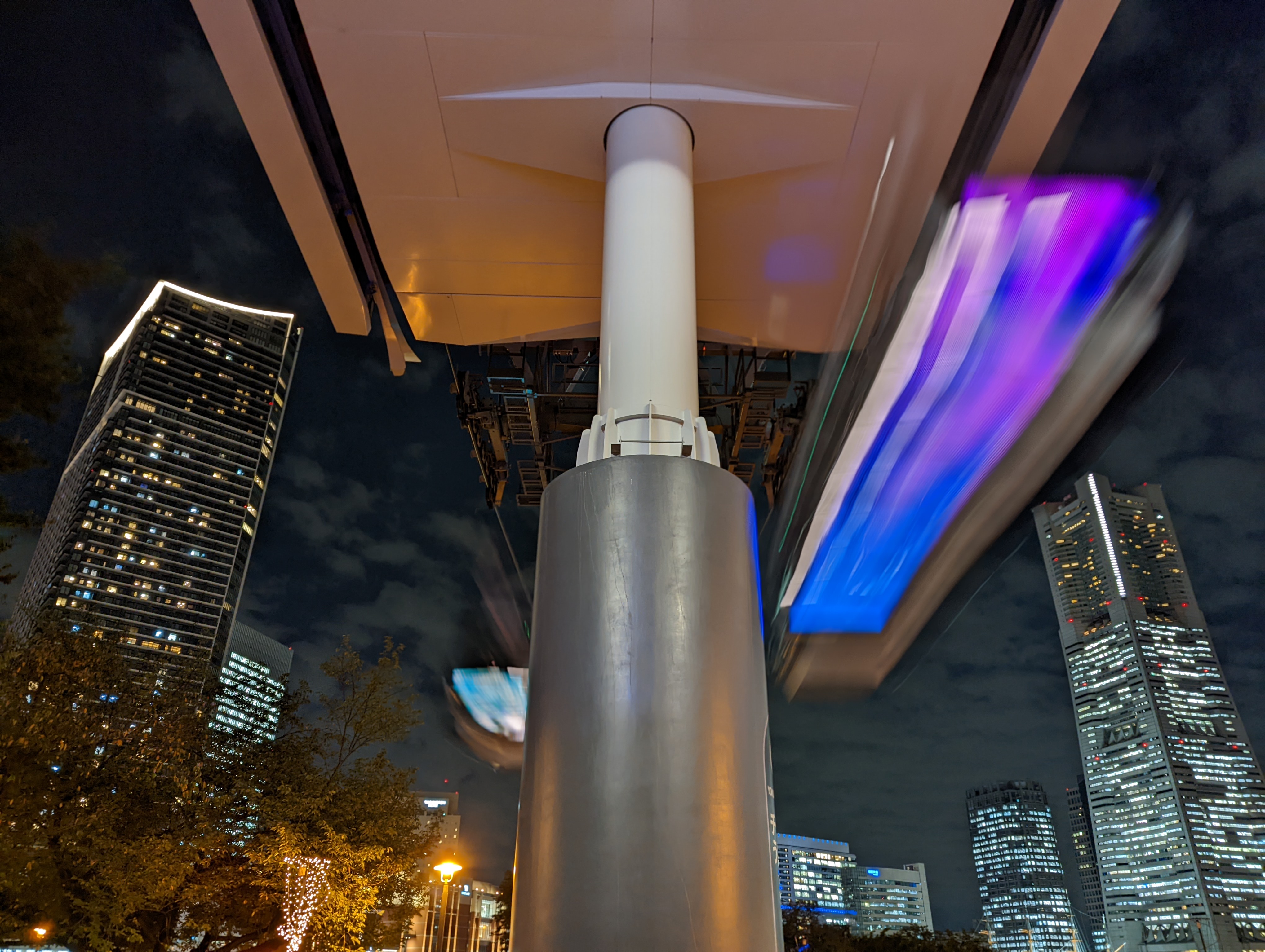 みなとみらいの新名物、ロープウェイもご覧のとおり。サイバー感あふれる長時間露光風の写真に仕上がった。使用カメラの制限もなく遊べる機能になっている