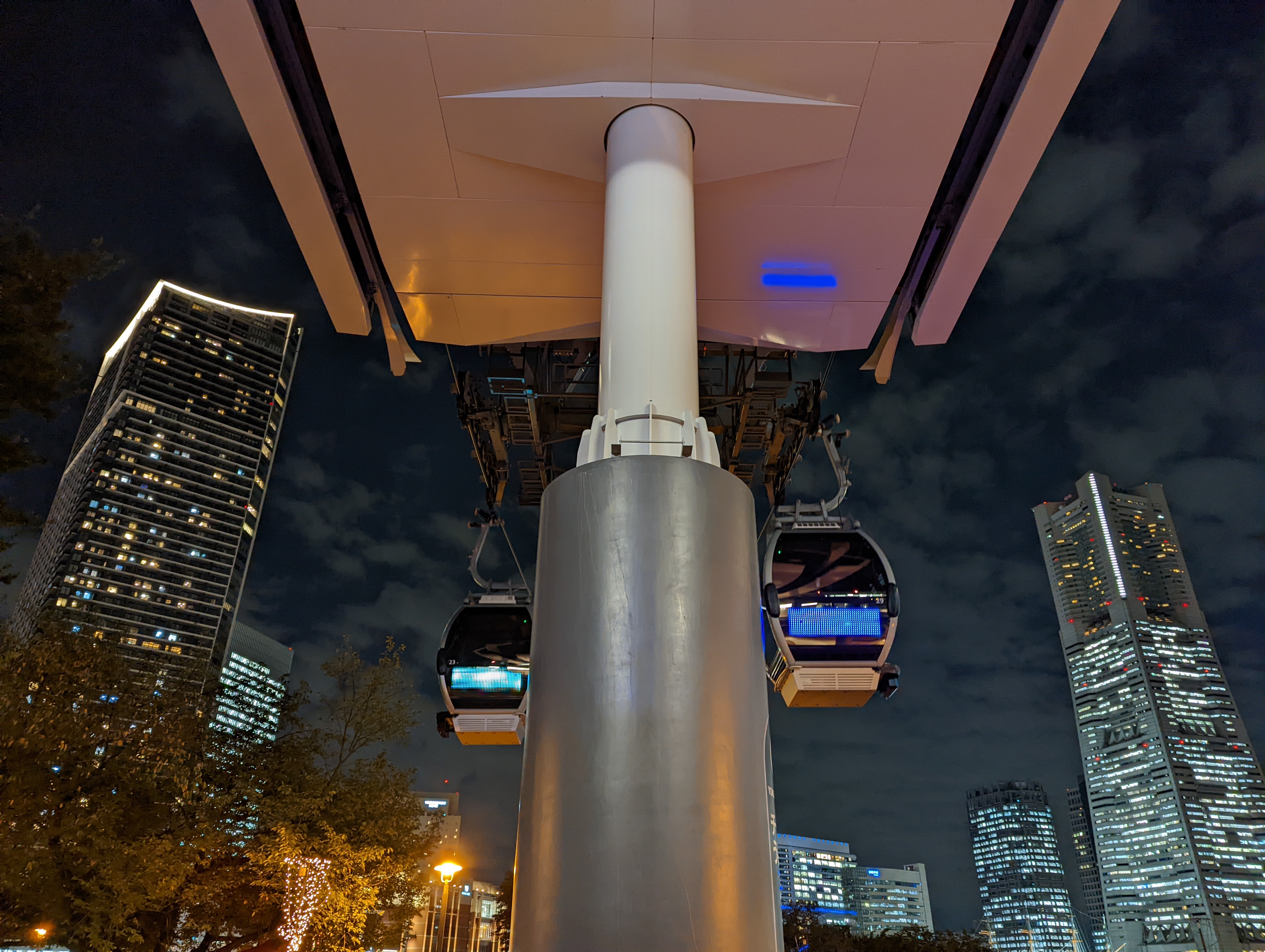 みなとみらいの新名物、ロープウェイもご覧のとおり。サイバー感あふれる長時間露光風の写真に仕上がった。使用カメラの制限もなく遊べる機能になっている