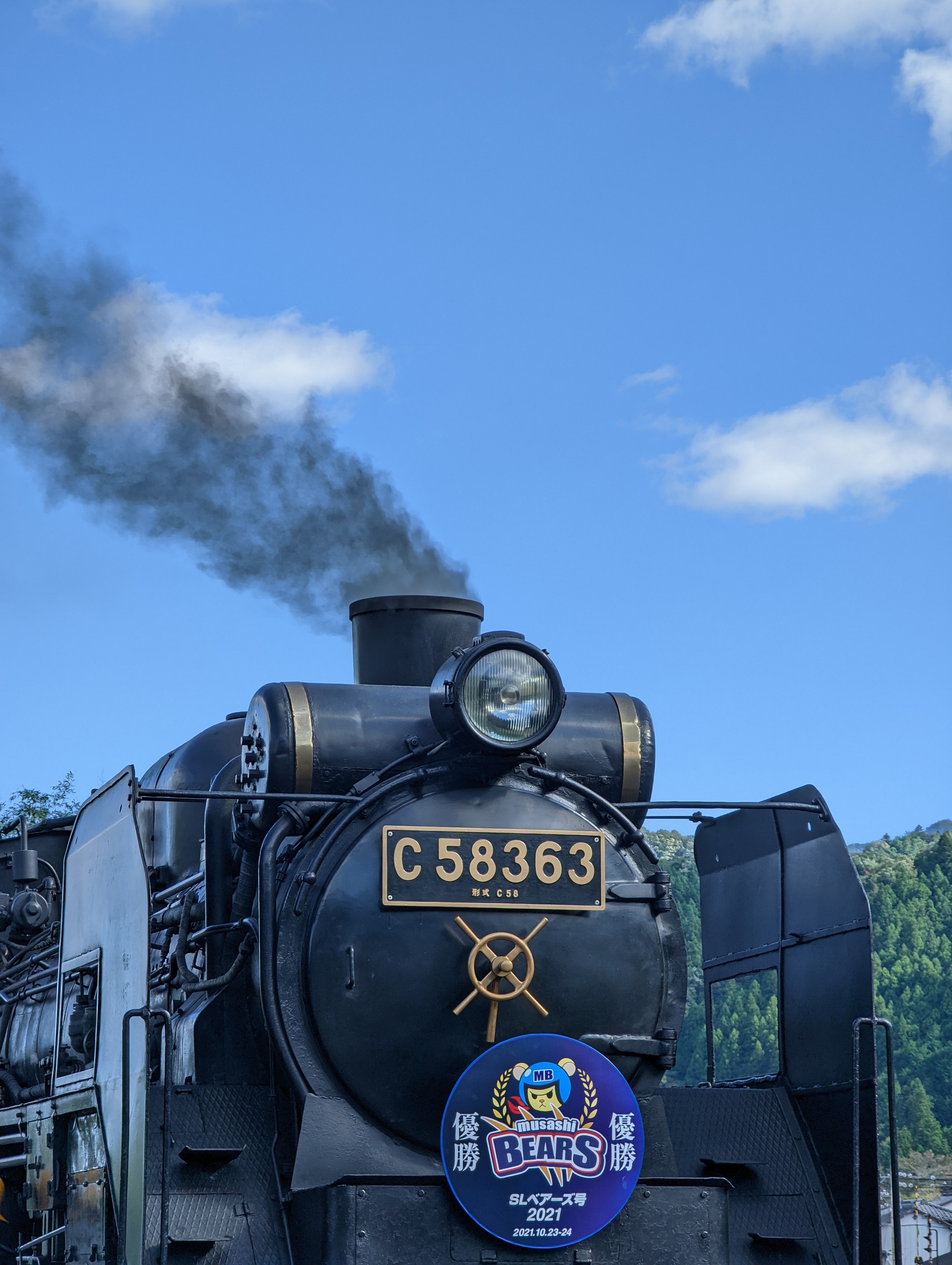 秩父でSLに乗った。その車体が転車台に乗ろうとしている様子を望遠カメラで。撮影する人で賑わう場所でも、4倍の望遠カメラなら苦もなく被写体をたぐり寄せることができた。SLのディテール感もなかなかだ