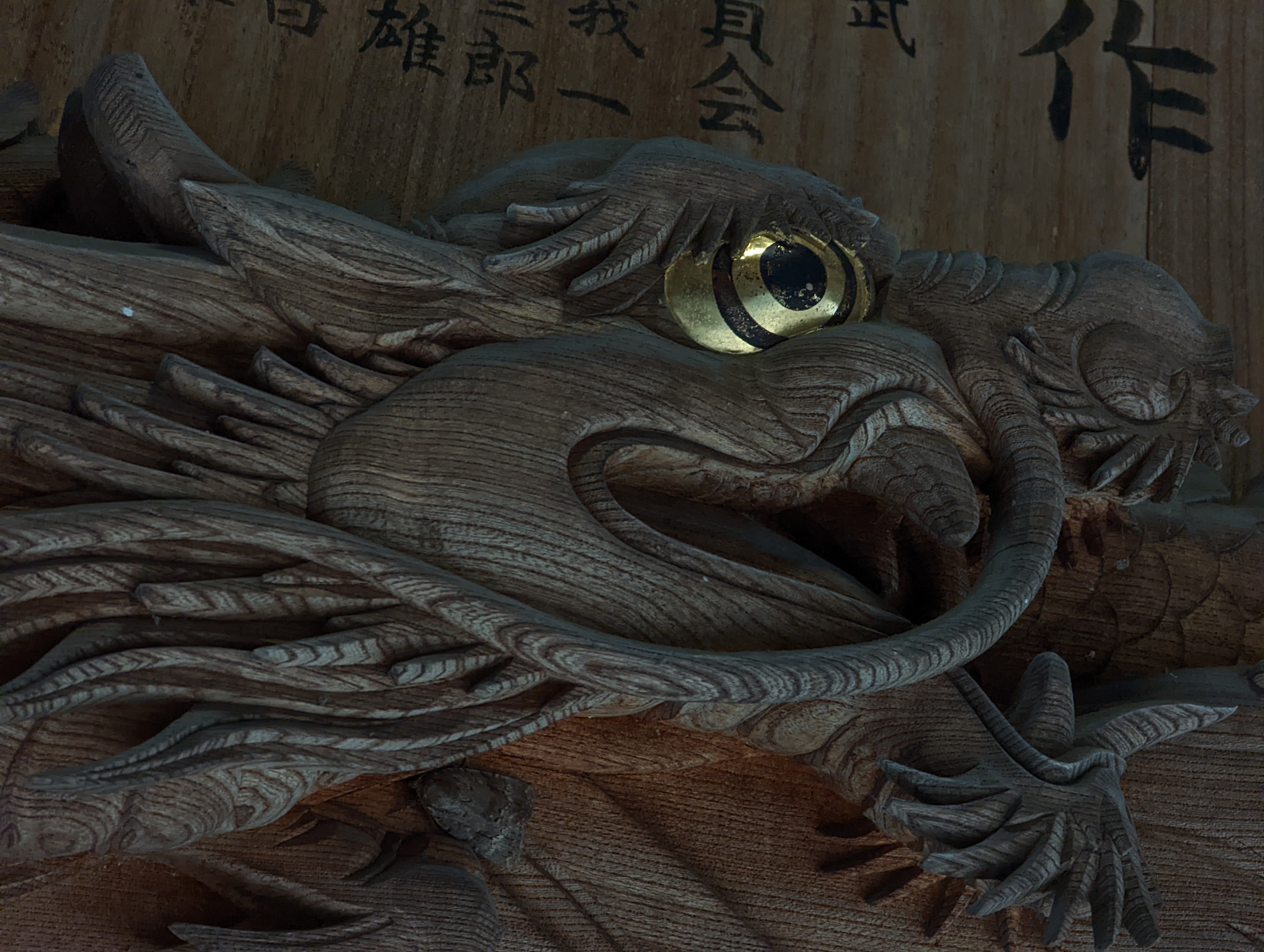 神社で見つけた木彫りの竜。望遠カメラはその木製の質感と、キラリと光る瞳をリアル感高く写し撮ってくれた。実にいい描写ではないか