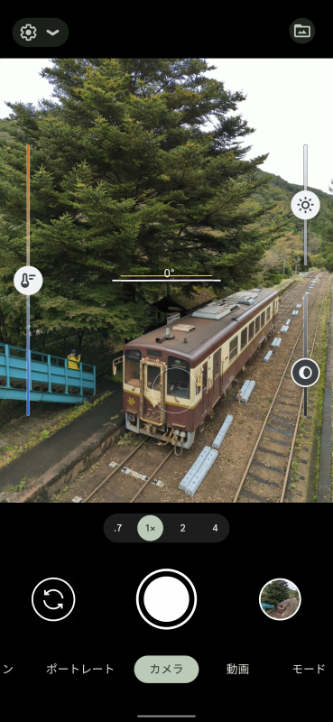 「カメラ」アプリのスクリーンショット。評価が高かったハイライト部とシャドウ部を別々に調整できる「デュアル露出コントロール」に加えて、画面左に色温度調整のバーが加わった。これは歓迎したい。画面下部には、カメラの焦点距離を切り替える4つのボタンが見える。スライドによる無段階ズーミングで最大20倍まで使用可能