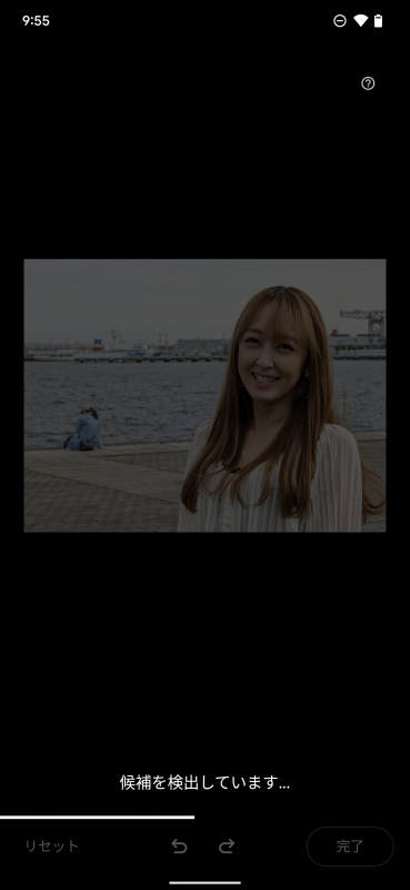 撮影した写真を「Google フォト」で開くと、画面下部に「背景の人物を消去」という文字（左）、その文字をタップすると「候補を検出しています」と表示された（中央）、「候補が見つかりました」という文字とともに「すべてを消去」という表示が。それをタップすると……（右）