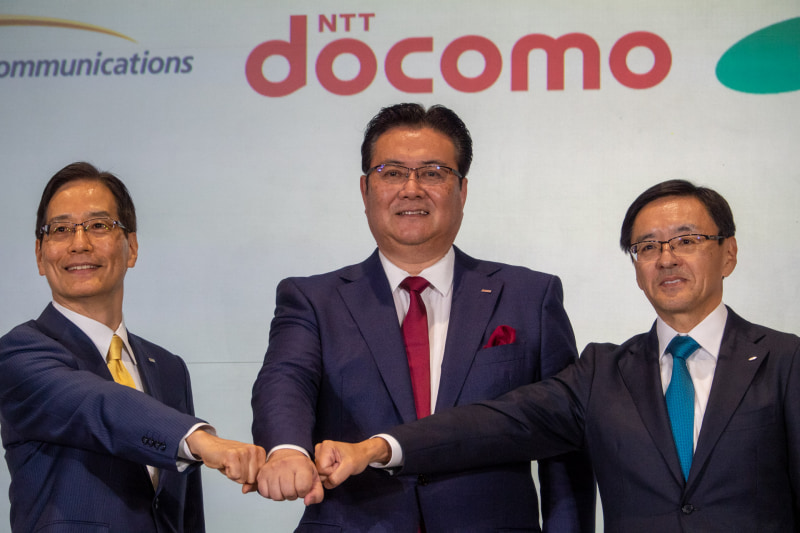左からNTT Comの丸岡亨社長、NTTドコモの井伊基之社長、NTTコムウェアの黒岩真人社長