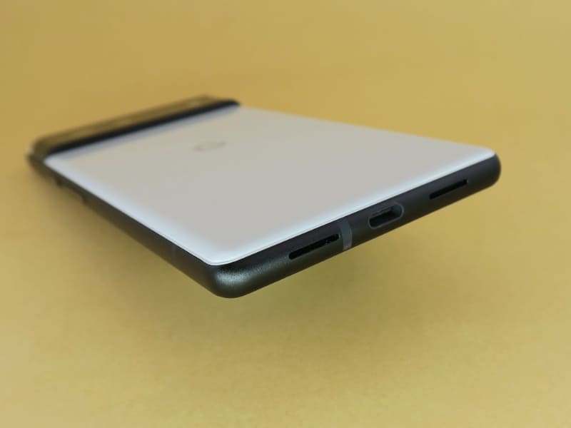 「Pixel 6」は下部にUSB Type-C外部接続端子を備える。3.5mmオーディオ端子は廃止された