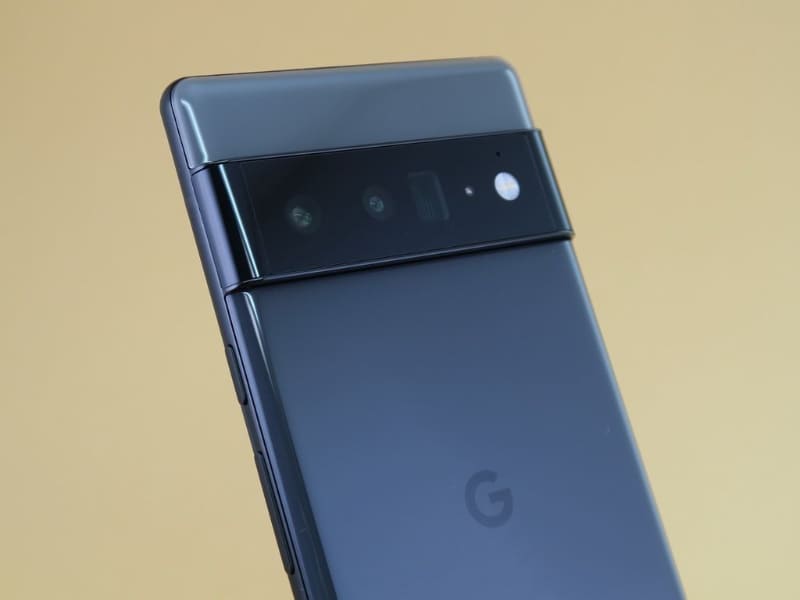 「Pixel 6 Pro」はペリスコープ構造の光学4倍望遠カメラを搭載する。LEDフラッシュの左隣の四角い窓が望遠カメラ