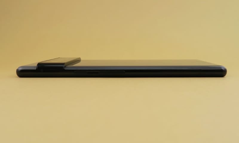 「Pixel 6 Pro」の右側面には、上側（カメラバー側）に電源キー、その下（写真では右側）に分割式の音量キーを備える。他機種から移行したユーザーは少し慣れが必要