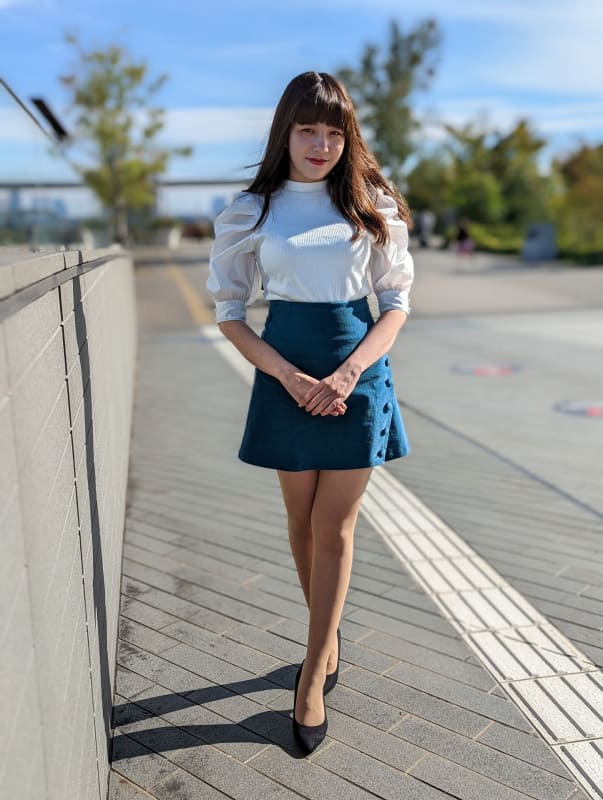 「Pixel 6 Pro」を使い、全身をポートレートで撮影。背景もうまくボケている。モデル：<a href="http://bonbon-famin.com/cn2/g01.html" class="strong bn" target="_blank">るびぃ（ボンボンファミンプロダクション）</a>