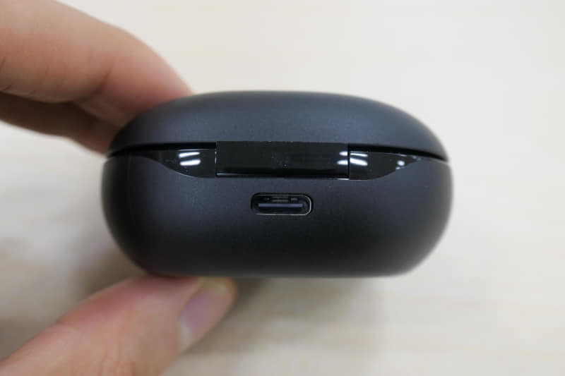 充電はType-C端子経由で行う