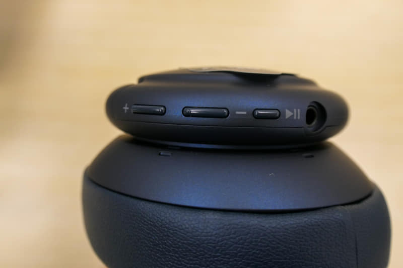 右耳側のボタン類