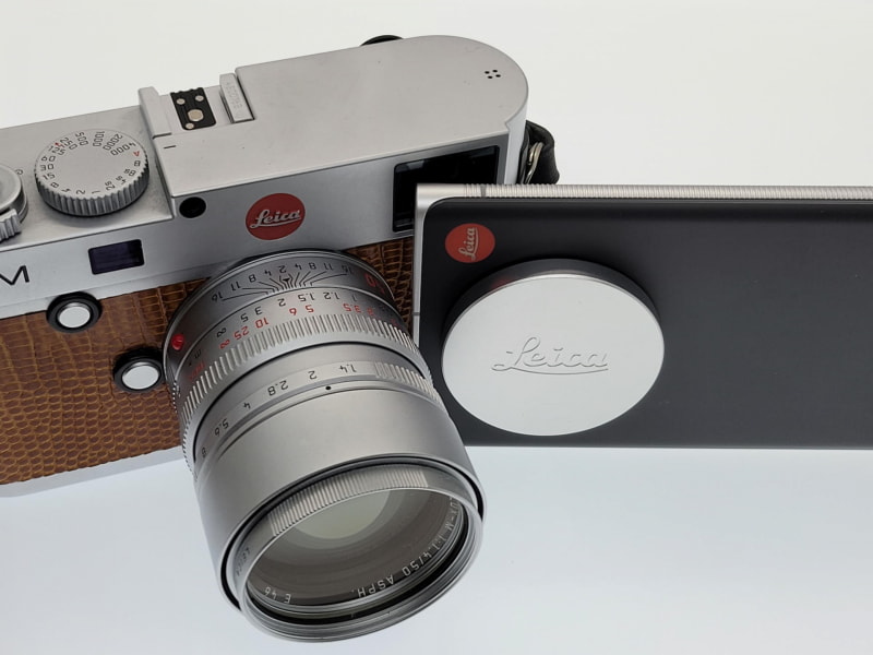 最近はスマホというよりスマホ型のライカカメラだと情報発信されているらしい