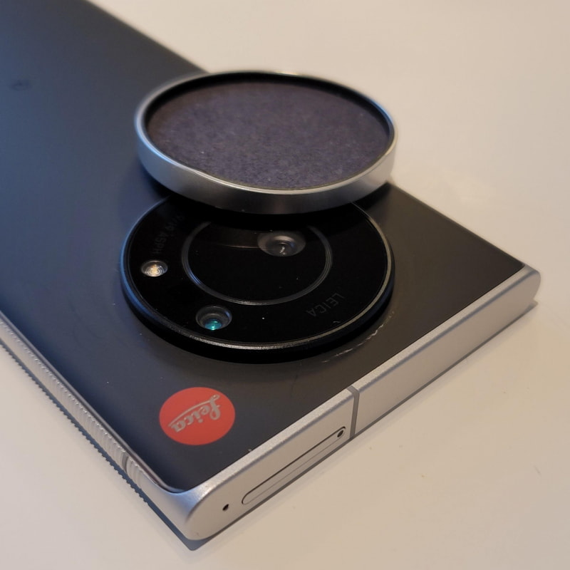 レンズキャップのアールの付いたえぐり部分に爪を入れて引きはがすの王道。何度もやっていると、本体に傷や色移りが発生することもある