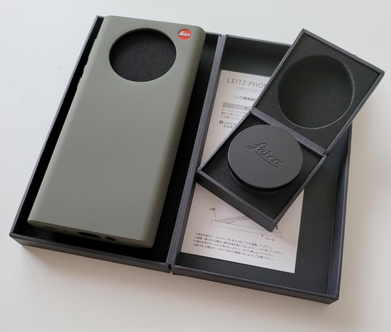 オプション販売されているサファリ（オリーブ）のシリコン製ケースと黒いレンズキャップの両方を買ってしまった