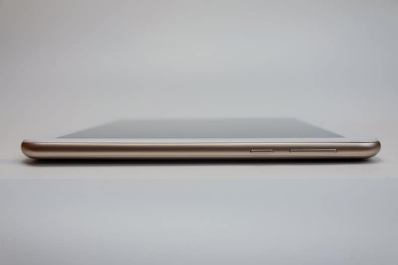 右サイドに電源キーと音量キー。左サイドに3.5mmのヘッドフォン端子とUSB Type-Cがある