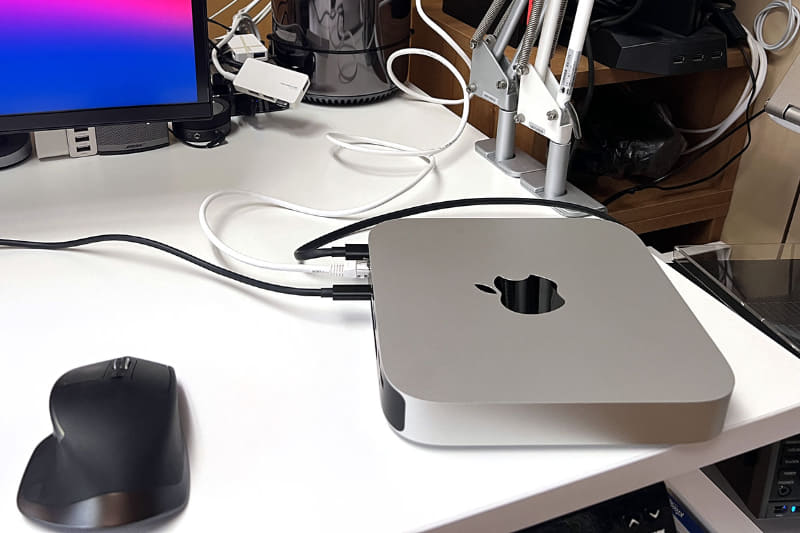 M1 Mac miniのサイズは約幅197×奥行き197×高さ36mmで、質量は1.2kg。机上で邪魔にならないサイズ感だ。電源内蔵のユニボディなので、その気になればモバイルできそうなサイズ&質量でもある。