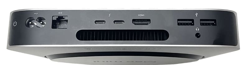M1 Mac miniの後方。ボタンやインターフェース類は、左から電源ボタン、ACジャック、Ethernetポート、Thunderbolt 3ポート×2、HDMIポート、USB Type-Aポート×2、3.5mmステレオヘッドフォンジャック。中央下には排気口がある。